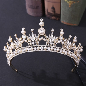 Détails de la couronne de mariée dorée avec des zircons et perles baroques