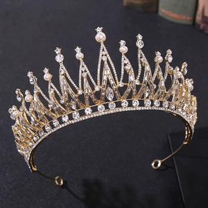 Vue détaillée de la couronne de mariée dorée avec perles blanches et cristaux brillants