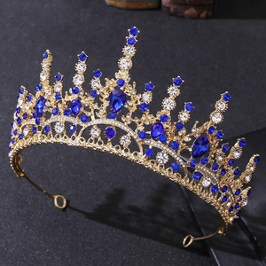 Détails d'une couronne baroque dorée sertie de cristaux bleus en goutte et zircons