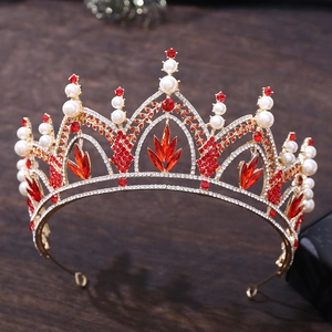 Couronne de mariée royale dorée avec strass rouges et perles blanches en vue latérale 45°