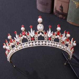 Vue détaillée de la couronne de mariée baroque dorée avec gemmes rouges et perles