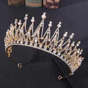 Vue détaillée d'une couronne de mariée avec cristaux et perles sur monture dorée