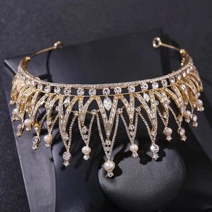 Détail de la tiare de mariée dorée vintage avec cristaux brillants et perles pendantes