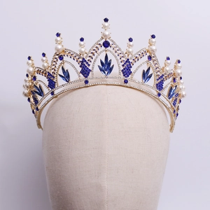 Détails du diadème doré avec cristaux bleus et perles blanches sur un support d'exposition