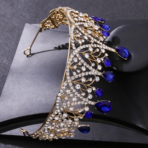 Detailansicht der Barock-Goldtiara mit blauen Tropfenkristallen und weißen Diamanten