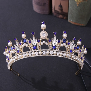 Détail de couronne baroque avec cristaux bleus, perles blanches et plaqué or riche