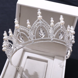 Détails de la couronne de mariée argentée avec perles, strass et trous de fixation ronds