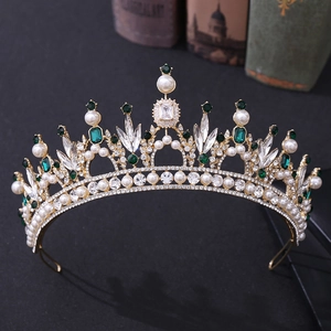 Détail de couronne baroque avec cristaux émeraude, perles blanches et cadre en alliage d'or