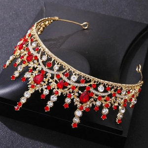 Détail de la couronne baroque dorée avec strass rouges et pendentifs scintillants