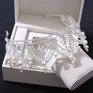 Détails de la couronne de mariée argentée avec cristaux gouttes et perles pendantes