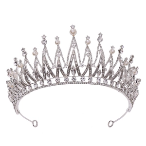 Détails de couronne de mariée luxueuse avec perles blanches et cristaux sur base argentée