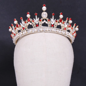 Détails de couronne de mariée européenne avec strass rouges et perles baroques