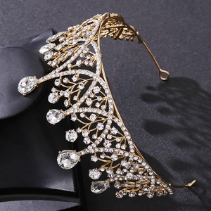 Detailansicht der goldenen Barock-Tiara mit Rankendesign und Tropfen-Kristallen aus nächster Nähe