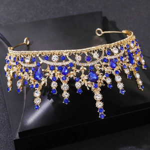 Vue détaillée d'une couronne baroque dorée avec cristaux bleu foncé et strass blancs