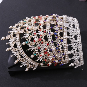 Détail de la couronne de mariée baroque avec cristaux colorés et perles sur treillis doré