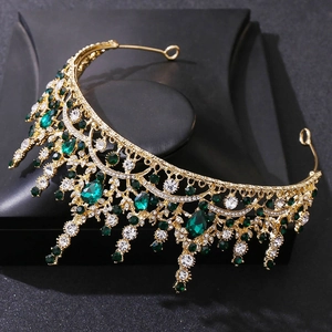 Détail macro d'une couronne baroque avec gemmes gouttes vertes et placage en or