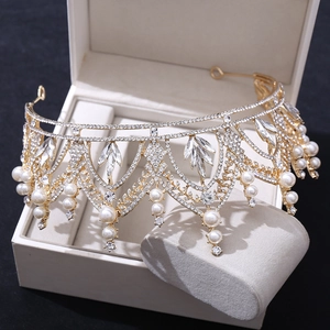Diadème de mariée luxueux avec cristaux étincelants et pendentifs en perles sur boîte
