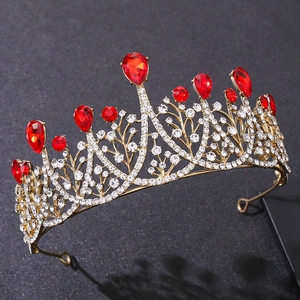Barocke Brautkrone mit tropfenförmigen roten Kristallen und funkelnden Strasssteinen in Silber