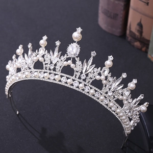 Détail d'une couronne de mariée argentée avec perles blanches et oxydes de zirconium