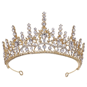 Détail de la couronne de mariée dorée avec strass rouges et motifs creux sophistiqués
