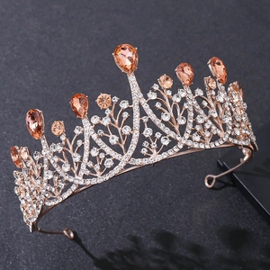 Detail der roségoldenen Brautkrone mit Champagner-Kristallen und Strasssteinen