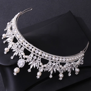 Détail latéral d'une couronne de mariée baroque avec zircons et perles blanches suspendues