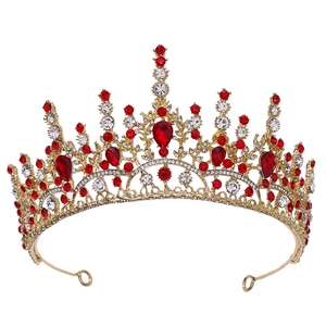 Détails des strass rouges sur une couronne baroque dorée pour les mariages