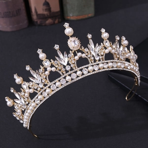 Couronne de mariée baroque dorée avec perles et cristaux de zircone sur fond noir
