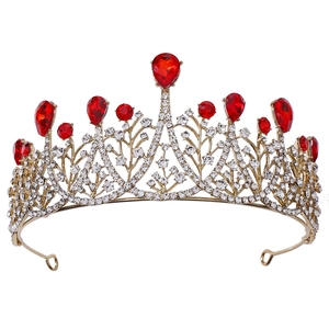 Makroaufnahme einer goldenen Barockkrone mit rubinroten Kristallen und weißen Zirkonen