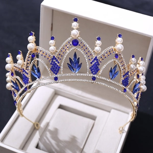 Détail de couronne de mariée avec gemmes bleu foncé et perles blanches en boîte à bijoux