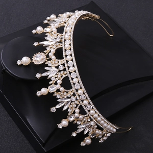 Détails de la couronne de mariée dorée sertie de perles blanches et de zircons