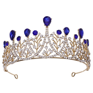 Detailansicht der goldenen Barock-Krone mit blauen Tropfenkristallen und kleinen Diamanten