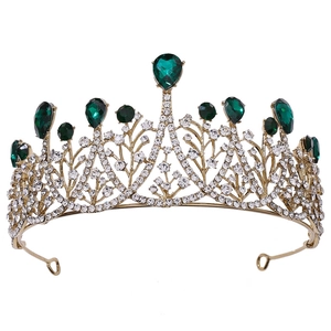 Barocke goldene Brautkrone mit funkelnden weißen Diamanten und smaragdgrünen Kristallen