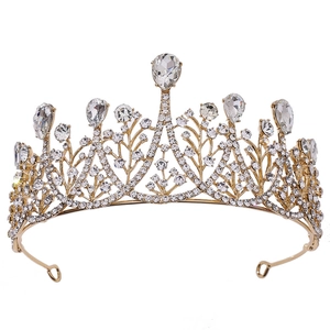 Makroaufnahme einer goldenen Barock-Brautkrone mit filigranen Strass-Blattmustern