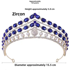 Vue détaillée de la couronne de mariée baroque en alliage doré avec zircons bleus