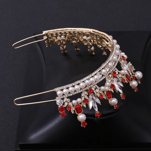 Détails de couronne de mariée baroque dorée avec gemmes rouges et perles