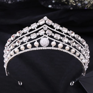 Détail de couronne de mariée argentée avec zircons, strass et perles sur fond noir