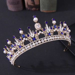 Détail d'une couronne de mariée dorée avec pierres bleues et perles baroques