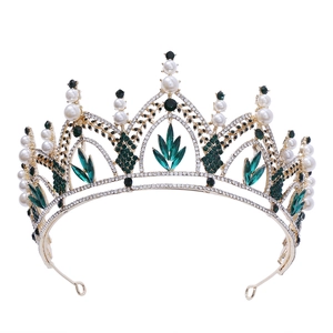 Couronne de mariée dorée avec cristaux verts, perles blanches et strass étincelants