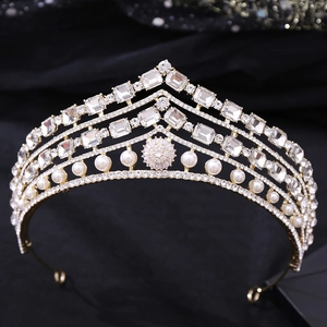 Couronne de mariée baroque dorée avec cristaux rouges et perles sur fond noir