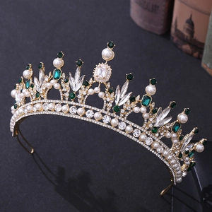 Vue détaillée de la couronne de mariée baroque avec cristaux émeraude et perles