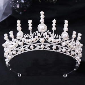 Vue détaillée d'une couronne de mariée en argent avec perles blanches et strass brillants
