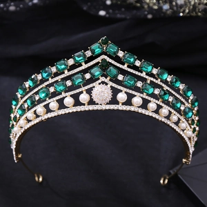 Couronne baroque dorée avec pierres d'émeraude, perles et cristaux sur velours
