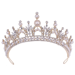 Détail de la tiare de mariée dorée avec perles blanches et cristaux marquise