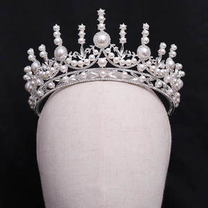 Couronne de mariée élégante en argent avec perles blanches et strass scintillants
