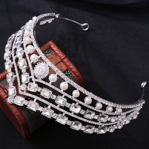 Couronne de mariée argentée avec cristaux et perles sur une boîte en bois vintage