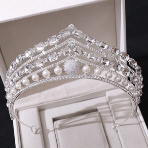 Détail de couronne de mariée en alliage argenté avec strass rouges et perles blanches