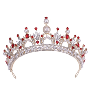 Vue détaillée d'une couronne de mariée baroque avec strass rouges et perles sur base or