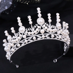 Tiara de mariée argentée élégante avec perles blanches et strass brillants pour mariage