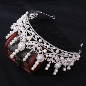 Détail d'une couronne de mariée avec perles blanches et strass sur une base en argent